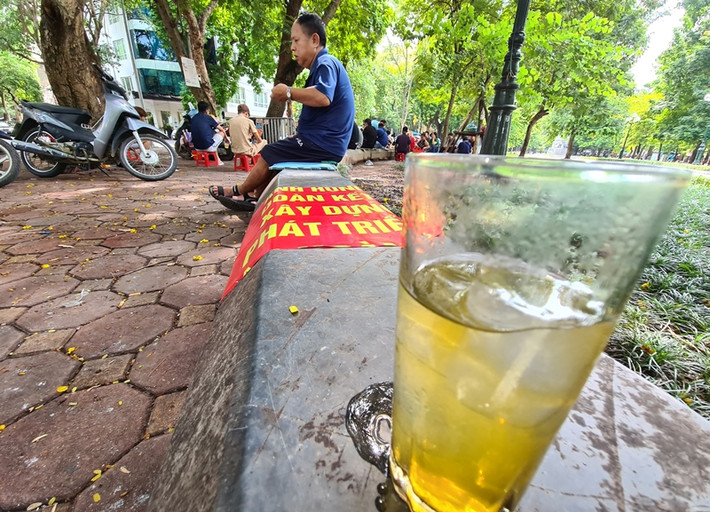 Việc nhiều người tụ tập buôn bán, ngồi uống trà đá tại khu vực này mà không đeo khẩu trang... đang phớt lờ chỉ đạo của UBND TP Hà Nội.
