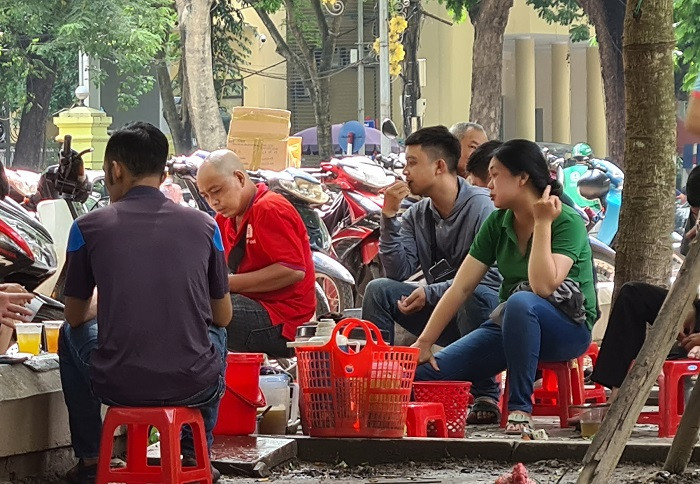 Một số người đến đây còn mang theo gà chọi, thả chúng chạy lung tung.
