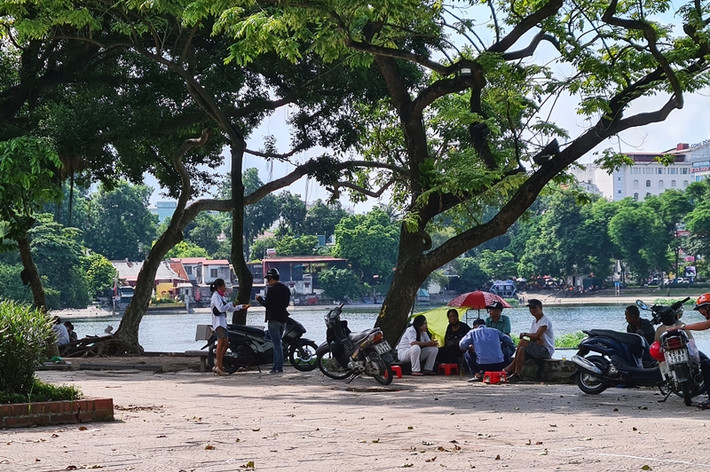 Khu vực hồ Thiền Quang (Nguyễn Du, Hai Bà Trưng, Hà Nội) cũng đang tồn tại tình trạng nhiều người tụ tập bán trà đá, không đeo khẩu trang.