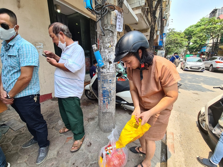 Dù thời tiết nắng nóng, oi bức nhưng khách hàng vẫn kiên nhẫn chờ mua được bánh Trung thu tại đây.