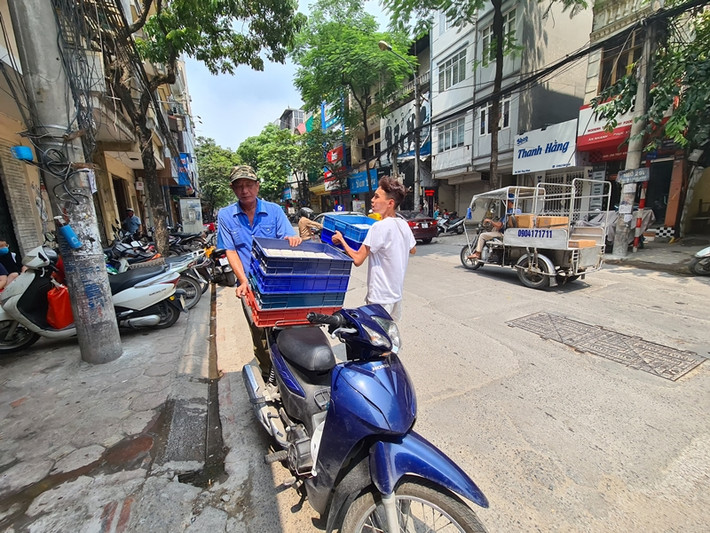 Các loại bánh Trung thu liên tục được vận chuyển đến cơ sở.
