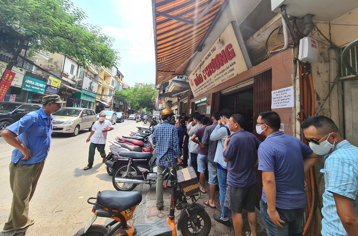 Càng về trưa, lượng khách kéo đến cơ sở này mua bánh Trung thu càng đông.