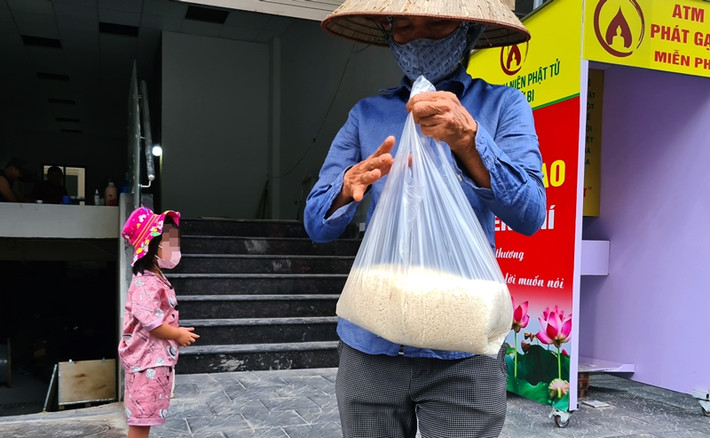 Cây ATM gạo phát miễn phí cho những ai thực sự cần.
