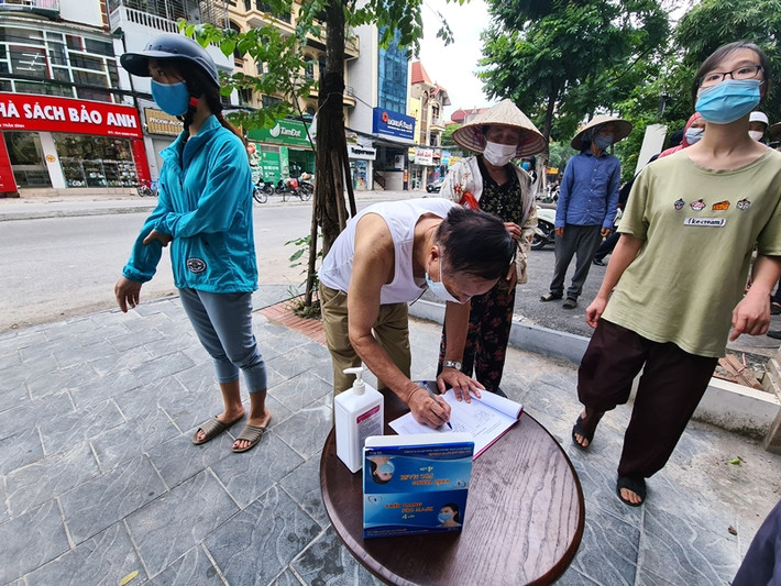 Mọi người đều cảm thấy vui vẻ khi thực hiện theo yêu cầu phòng dịch.