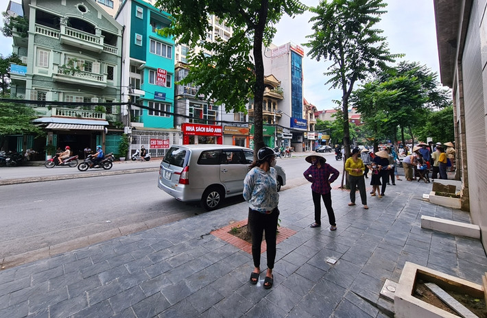 Ngoài việc sát khuẩn, đeo khẩu trang, những người dân đến đây đều xếp hàng giãn cách đúng khoảng cách từ 1- 2m.