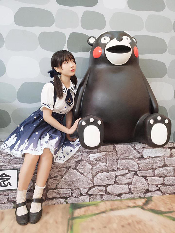 Nhiều người cho rằng Agila còn quá nhỏ để trang điểm cầu kỳ cho mỗi bộ ảnh cosplay, có thể vì lý do sợ bị chỉ trích mà cô gái này không để tuổi của mình trên trang cá nhân.