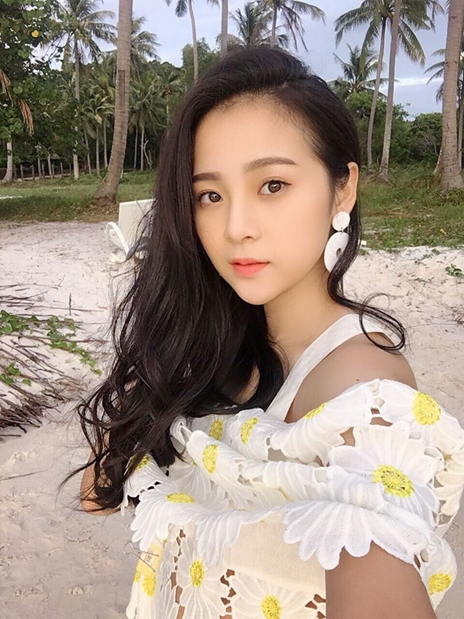 Hot girl xinh đẹp Tam Triều Dâng đang theo học tại Đại học Greenwich Việt Nam.