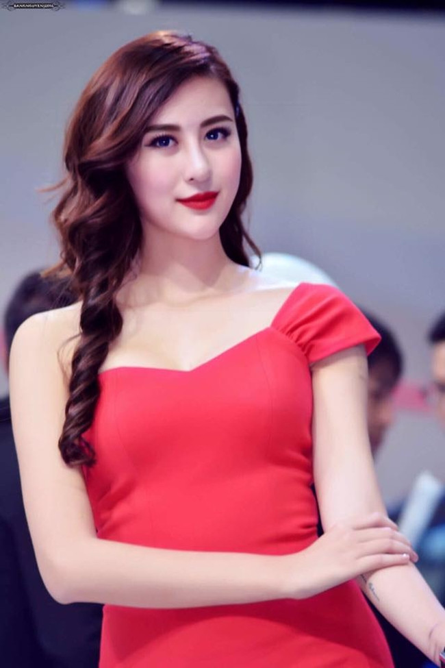 Sau khi chia tay bạn trai Hà Quang Dũng, người đẹp sinh năm 1994 chuyên tâm cho công việc kinh doanh và làm mẫu ảnh.