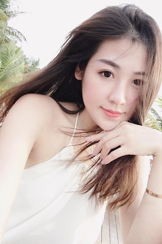 Á hậu 1 Dương Tú Anh là cựu sinh viên của Học viện Báo chí và tuyên truyền.
