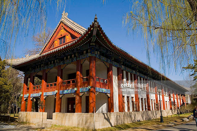 Trường Đại học Bắc Kinh xây dựng năm 1898, là 1 trong những trường đại học lâu đời nhất Trung Quốc.
