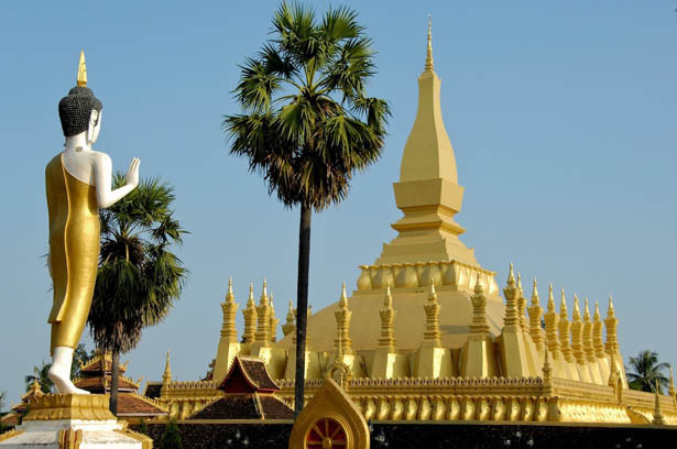 Kiến trúc của ngôi chùa tiêu biểu cho những nét văn hóa Lào. Tương truyền, That Luang là một trong số ít những ngôi chùa của đạo Phật trên thế giới được lưu giữ xá lợi của Đức Phật Thích Ca Mầu Ni khi người nhập cõi Niết Bàn. Thạt Luông gồm tháp chính cao 45 thước, bao quanh là các tháp phụ, sơn thếp vàng.