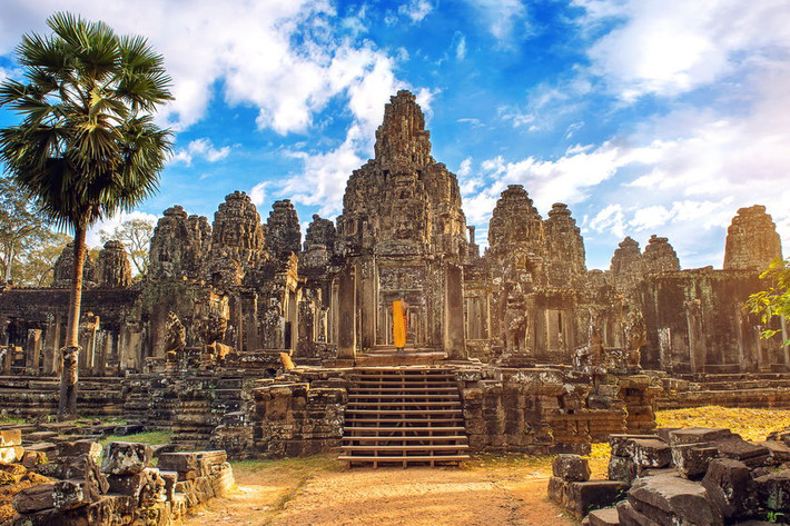 5. Angkor Wat: Angkor Wat của Campuchia được xây dựng trong thế kỷ 12. Ban đầu đây là nơi thờ thần Visnu của Ấn Độ giáo. Về sau, khi vương triều Khmer theo Phật giáo, Angkor Wat trở thành linh đền thờ Phật. Sau khi kinh đô của đế quốc Khmer bị người Xiêm phá hủy và các nhà vua Khmer bỏ về Phnom Penh trong thế kỉ 15, Angkor Wat rơi vào quên lãng, bị rừng già vây phủ và được khám phá lại vào năm 1860 bởi Herri Mouhot.Angkor Wat của Campuchia được xây dựng trong thế kỷ 12. Ban đầu đây là nơi thờ thần Visnu của Ấn Độ giáo. Về sau, khi vương triều Khmer theo Phật giáo, Angkor Wat trở thành linh đền thờ Phật. Sau khi kinh đô của đế quốc Khmer bị người Xiêm phá hủy và các nhà vua Khmer bỏ về Phnom Penh trong thế kỉ 15, Angkor Wat rơi vào quên lãng, bị rừng già vây phủ và được khám phá lại vào năm 1860 bởi Herri Mouhot.