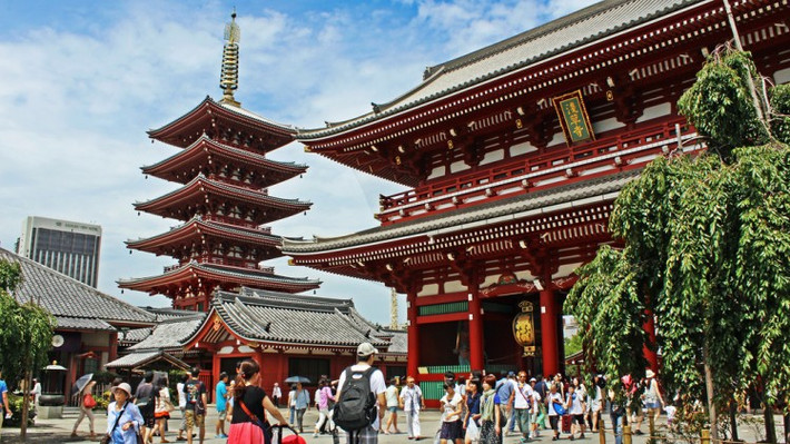 Chính điện lớn của chùa Asakusa Kannon là Điện Quan Âm (Kannondo). Chính điện cũ được xây dựng lại vào năm 1649 và được công nhận là di sản quốc gia. Đại điện quay mặt về phía Nam, bên trong đại điện được phân thành 2 khu vực: khu vực dành cho tín đồ ở phía trước và khu vực đặt tượng Phật quan trọng ở phía trong. Vào ngày 13/12 hàng năm, cửa đại điện được mở, tuy nhiên các tín đồ chỉ được phép thắp nhang và đứng xem tượng Phật Quan Âm ở phía ngoài, còn khu vực đặt tượng Phật quan trọng ở phía trong thì không được phép vào. Đền có hai cổng chính là cổng Sấm và cổng Hozomon được nối với nhau bởi con đường mua sắm Nakamise. Trước khi tiến vào ngôi đền, du khách sẽ phải đi qua cổng Kaminarimon (cổng Sấm), biểu tượng đặc trưng của Asakusa và cả thành phố Tokyo. Đây là một trong hai cổng chính của ngôi đền, được xây dựng vào năm 942. Trước cổng có treo một chiếc đèn lồng lớn màu đỏ, cao 4m, chu vi 3.4m, nặng khoảng 670kg, hai bên là bức tượng của 2 vị thần. Thần Raijin (thần sấm) và thần Fujin (thần gió).