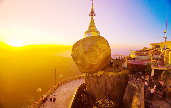 Cùng chiêm ngưỡng vẻ đẹp của các ngôi chùa có kiến trúc độc đáo trên thế giới. 1. Chùa Đá Vàng: Chùa Đá Vàng, hay còn gọi là chùa Kyaikhtiyo ở bang Mon là kỳ quan có một không hai trên thế giới, là một trong những ngôi chùa cổ nhất và nổi tiếng nhất ở Myanmar, là di sản văn hoá thế giới.