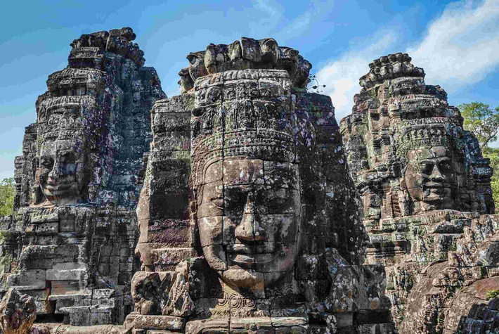 Angkor Wat là sự kết hợp của hai nét cơ bản của kiến trúc Khmer: kiến trúc đền-núi cùng với những dãy hành lang dài và nhỏ hẹp. Kiến trúc này tượng trưng cho Núi Meru, quê hương của các vị thần trong truyền thuyết Ấn Độ giáo: nằm giữa một con hào và lớp tường bao dài 3.6 km (2.2 dặm) là khu chính điện ba tầng với kiến trúc hình chữ nhật, kết nối với nhau bởi những dãy hành lang sâu thẳm. Trung tâm của ngôi đền là tổ hợp 5 tháp với một tháp trung tâm và bốn tháp tại bốn góc hình vuông. Không giống những ngôi đền theo phong cách Angkor khác, Angkor quay mặt về phía Tây. Ngôi đền được ngưỡng mộ bởi vẻ hùng vĩ và hài hòa của kiến trúc, sự phong phú của nghệ thuật điêu khắc và số lượng lớn các vị thần được trang hoàng trên những bức tường đá.