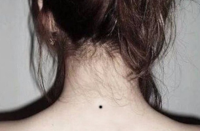 Đa số những người có nốt ruồi này tính cách hướng nội, cũng đa cảm, tình cảm.