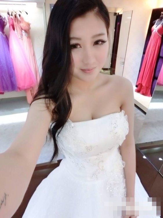 Tuy nhiên, chàng thợ ảnh trẻ cũng bị chỉ trích không ít vì "mê gái", tham "hàng khủng" mà thiếu đi sự tỉnh táo. Đến khi biết được sự thật lại cho rằng bản thân bị lừa đảo và con đem những hình ảnh không đẹp lên mạng để bêu rếu, làm ảnh hưởng đến công việc của nữ PG, hot girl mạng kia.