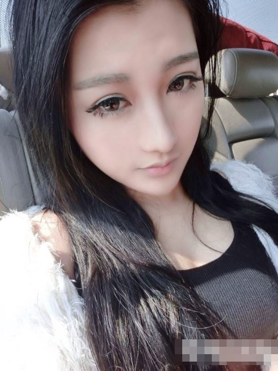 Ngắm nhan sắc của hotgirl mạng này, chàng trai trẻ ấn tượng bởi làn da trắng ngần, đôi mắt to tròn như búp bê, khuôn mặt V-line thời thượng và những đường cong "đốt mắt" trên cơ thể cô. Mê mẩn vẻ đẹp ấy, chàng trai "thầm thương trộm nhớ" hot girl từ lâu và tìm hiểu nhiều thông tin, mong một ngày có thể gặp mặt "nàng thơ" của cuộc đời mình.