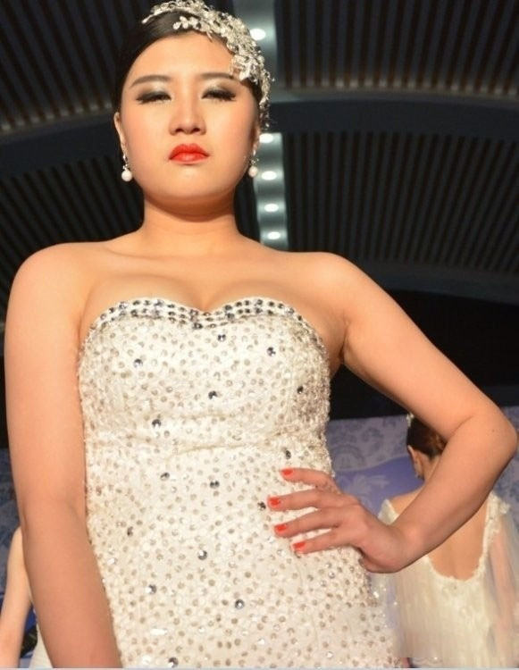Nhan sắc thật của hotgirl này vẫn khiến chàng thợ ảnh có thể nhận ra cô qua những nét đặc trưng ở đôi mắt và nụ cười, tuy nhiên, vóc dáng độ gầy - béo lại khiến anh ta phải thốt lên "Không thể tin được".