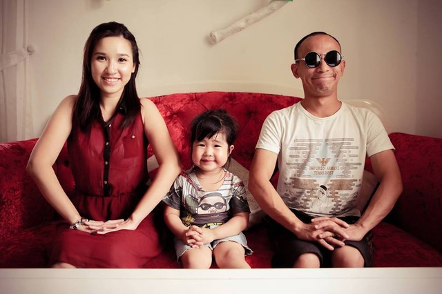 Gia đình nhỏ của Jimmii Khánh hiện có 4 thành viên. Em bé thứ hai của cặp đôi đặc biệt này mới sinh cách đây chưa lâu và cũng chưa kịp góp mặt trong nhiều bức ảnh chụp chung của cả gia đình.