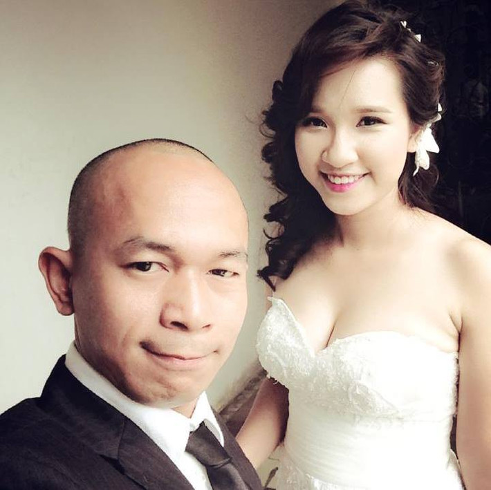 "Thánh quen" từng gây bất ngờ khi có cô vợ 9X xinh đẹp. Cặp vợ chồng có nhan sắc, ngoại hình chênh lệch quá lớn khiến Jimmii Khánh từng xuất hiện trên một số trang tin với biệt danh "hoàng tử ếch" khi nhắc đến chuyện hôn nhân của mình.