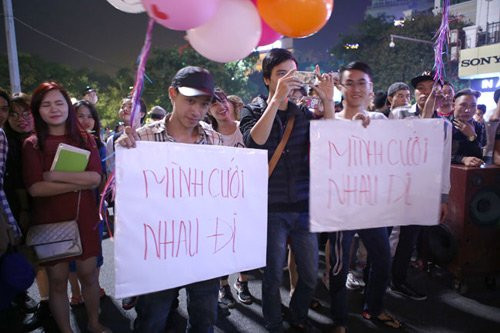 Tối qua (5/11), các bạn trẻ ở Hà Nội, người đi đường quanh khu vực Hồ Gươm đã được dịp trở thành người làm chứng trong một màn cầu hôn siêu lãng mạn. Màn cầu hôn tân Hoa khôi HN diễn ra vào khoảng 19h30 tại khu vực phố Đinh Tiên Hoàng, đài phun nước với hai nhân vật chính đều là những trai xinh, gái đẹp cùng với sự trợ giúp của một vài người bạn.