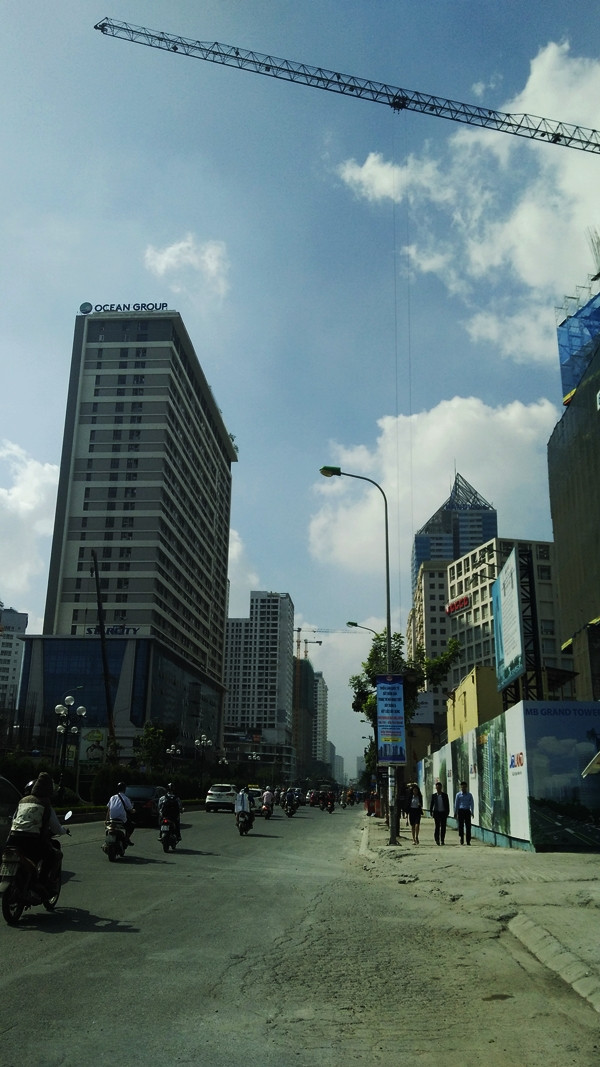 Anh Nam (29 tuổi, một người dân) chia sẻ: "Lần nào đi qua các tuyến đường có cần cẩu công trình nhà cao tầng gần sát đường, lủng lẳng trên đầu, tôi đều phóng xe rất nhanh qua và cảm giác rất sợ".