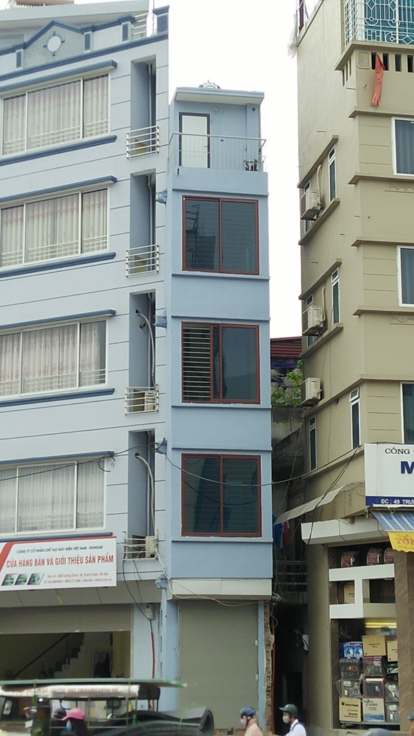 Ngôi nhà được xây 5 tầng nhưng diện tích của các tầng đều nhỏ và phần phía sau đều bị thu hẹp giống như hình tam giác.