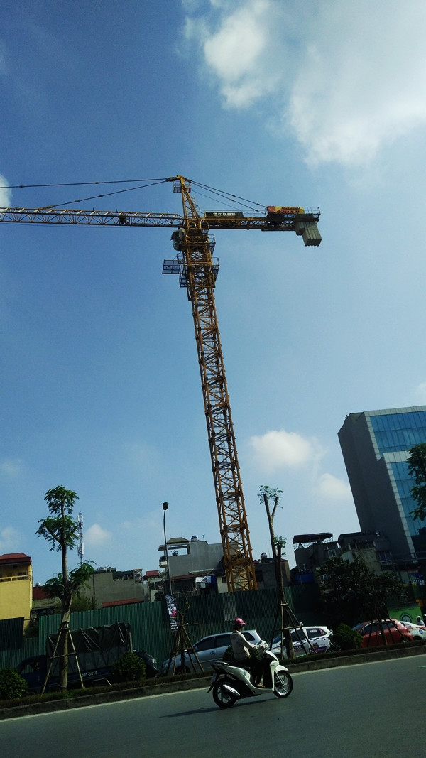 Mỗi lần di chuyển phía dưới các "búa thần", người dân đều nơm nớp lo sợ.