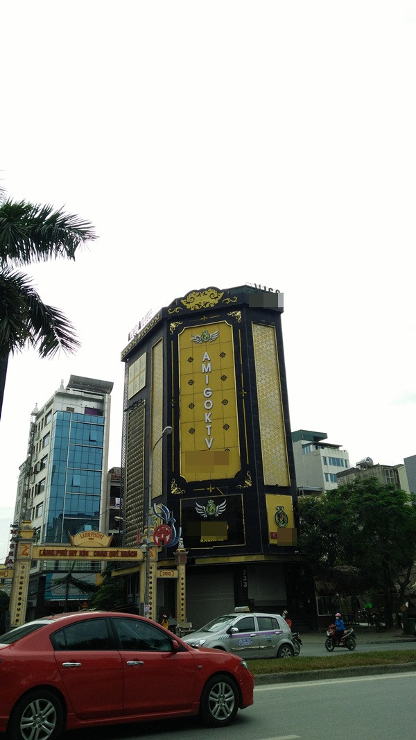 Hình ảnh ghi nhận bảng quảng cáo của một cơ sở quán karaoke trên đường Lê Đức Thọ (Nam Từ Liêm, Hà Nội) bịt kín hết các cửa sổ, cửa thoát hiểm.