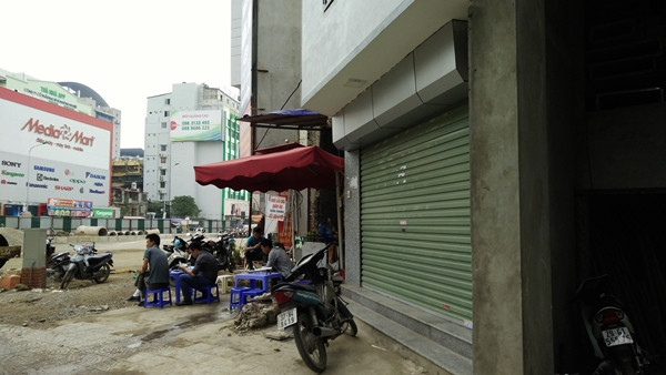 Ngôi nhà siêu méo vừa hoàn thành có mặt tiền hướng về phía đường Trường Chinh, phía sau được thiết kế theo kiểu hình tam giác và vẫn chưa được lăn sơn.