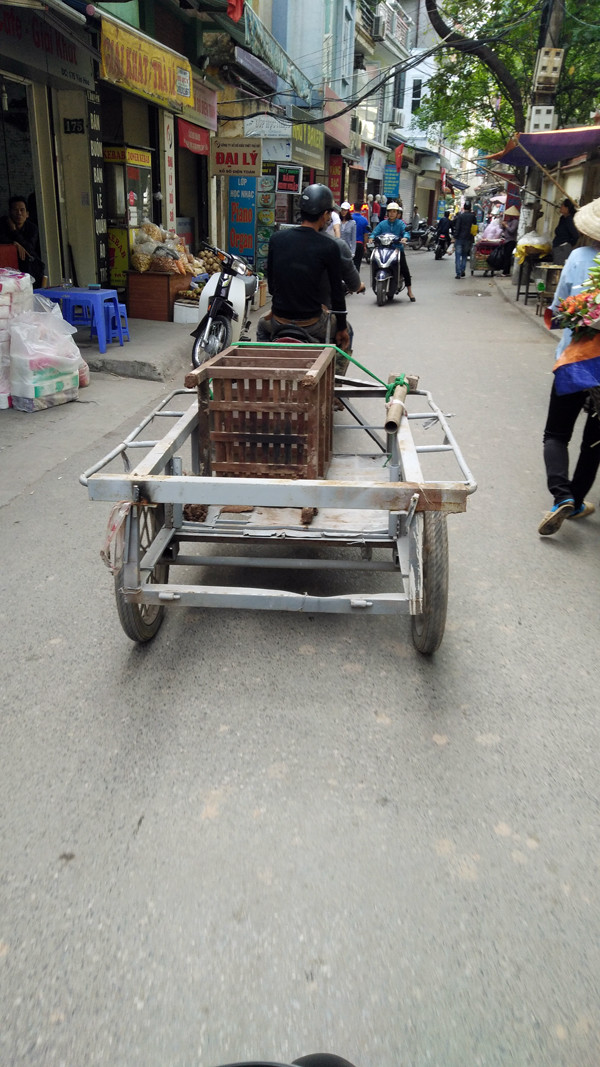 Những chiếc xe tự chế di chuyển từ đường lớn đến các ngõ nhỏ của Thủ đô.