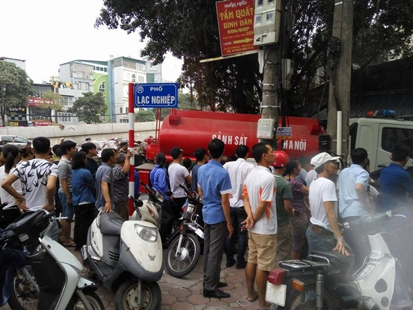 Nhận được tin báo của người dân, lực lượng PCCC Hà Nội khẩn trương đến hiện trường phối hợp với các đơn vị tiến hành dập lửa.