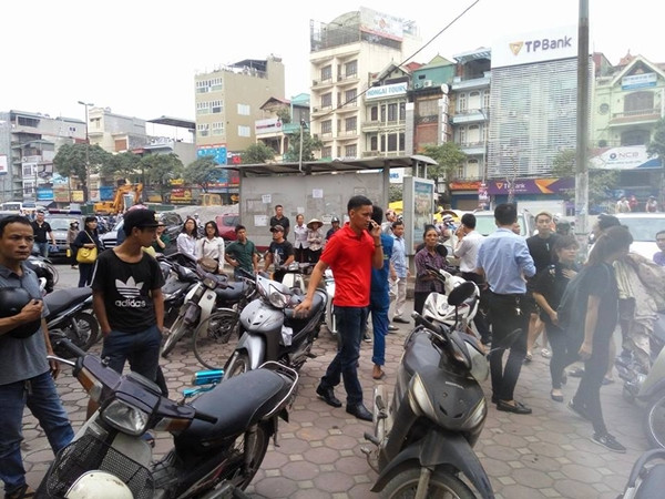 Hàng trăm người dân sống gần khu vực xảy ra cháy lớn ở Hà Nội vô cùng hoảng loạn.