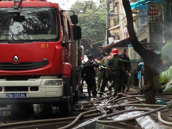 Lực lượng cứu hỏa khẩn trương dập lửa. Đến khoảng 12h, ngọn lửa cơ bản đã được khống chế, cảnh sát tiếp tục phun nước làm mát. Trao đổi với PV Kiến Thức, Chỉ huy Phòng Cảnh sát PCCC số 1 (Hà Nội) cho biết, vụ cháy không gây thiệt hại về người.