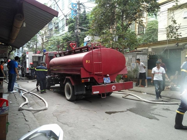 Đã có ít nhất 5 xe cứu hỏa chuyên dụng được điều động đến hiện trường.