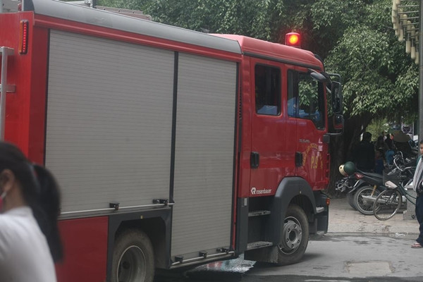 Nhận được tin báo, lực lượng cứu hỏa khẩn trương đến hiện trường để xử lý vụ việc.