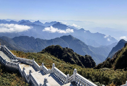 Đây chính là điểm đến yêu thích của những “thợ săn mây”. Biển mây dưới tầm mắt bồng bềnh hòa cùng những tia nắng rực rỡ đầu đông khiến cho bạn trẻ nào cũng không thể quên cảm giác tuyệt vời ấy.