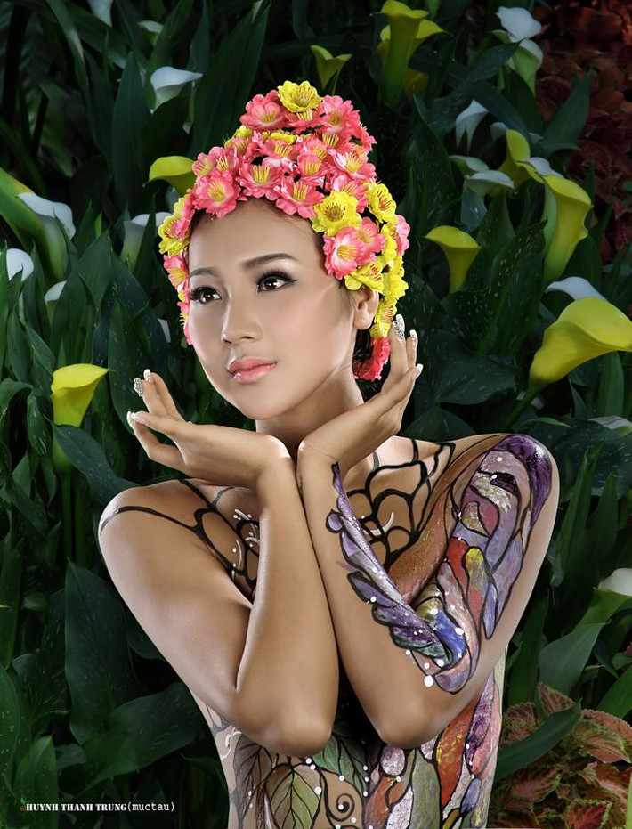 Nga Tây được biết đến trong vai trò một người mẫu, hot girl body paiting, từng hợp tác với nhiều họa sĩ, nhiếp ảnh gia nổi tiếng, trình làng nhiều tác phẩm ấn tượng, giàu cảm xúc. Ảnh: Mực Tàu.