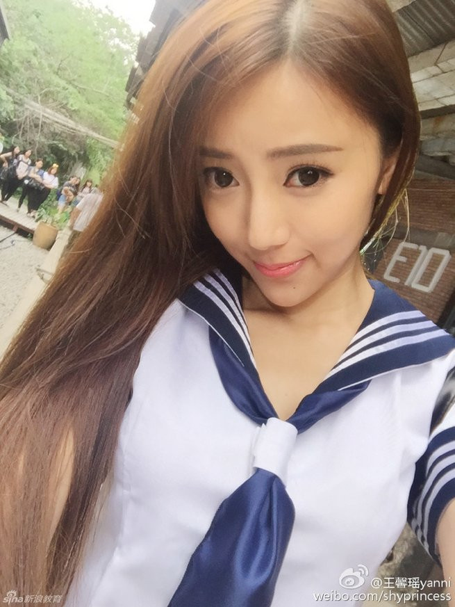 Vương Hinh Dao, sinh năm 1992, là gương mặt người mẫu game, cosplay cực nổi tiếng tại Trung Quốc. Xuất thân là một nữ sinh ngoại ngữ, đến nay với nhan sắc và tài năng của mình, Vương Hinh Dư gần như đã đi một con đường khác và tìm kiếm được thành công.