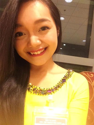 Mỹ Linh cũng chính là em gái ruột của nữ MC Việt nổi tiếng Mỹ Lan đang làm việc tại đài truyền hình Việt Nam. Được vinh dự tặng hoa cho Tổng thống Obama, Mỹ Linh đã chia sẻ cảm xúc thông qua trang cá nhân vào tối 22.5: “Tớ nói thật là tay Ngài Barack Obama ấm lắm. Nghe câu hỏi tên với cảm ơn thôi mà cũng ngọt ngào lắm”. Chia sẻ về người em gái xinh đẹp và tài năng của mình, MC Mỹ Lan cho hay, việc Mỹ Linh được tặng hoa cho Tổng thống Mỹ là niềm tự hào của cả gia đình cô.