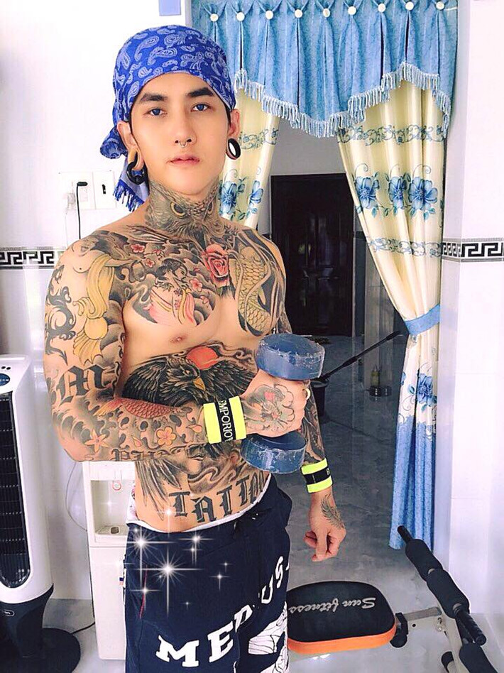Từ khi được nhiều người biết đến, biệt danh " hot boy xăm trổ" luôn gắn liền với Lê Hoàng Anh. 8X đến từ Rạch Giá luôn sử dụng cách gọi "mỹ nam xăm trổ" hay "hot boy xăm trổ" để tự giới thiệu về mình trên mạng xã hội. Điều này cũng khiến bản thân Hoàng Anh chịu nhiều lời xì xào của cư dân mạng.