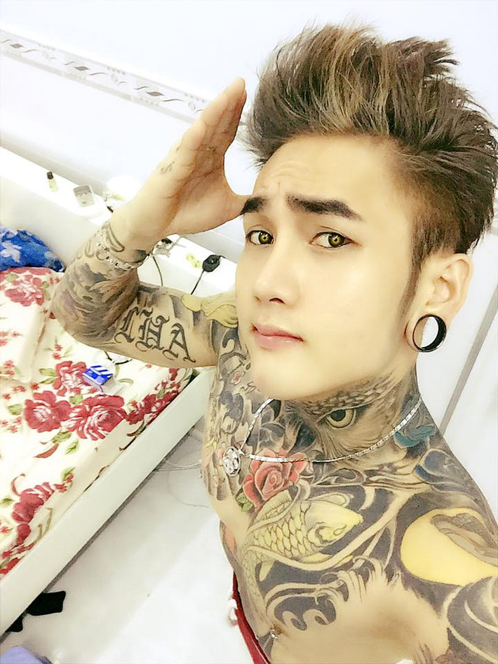 Anh chàng đẹp trai, xăm mình chi chít gây sốt mạng tên thật là Lê Hoàng Anh, sinh năm 1988 đến từ thành phố Rạch Giá, Kiên Giang. Cách đây khoảng gần 1 năm, Hoàng Anh đã từng được rất nhiều người nhắc tên khi khoe một hình xăm rồng rất lớn cùng một bức ảnh thu hút đến gần 1 triệu lượt thích.