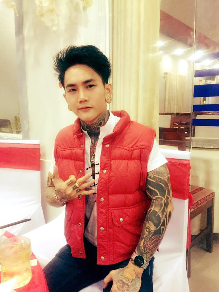 Trái ngược với vẻ bề ngoài khá bặm trợn, Hoàng Anh được nhiều bạn bè nhắc đến là một người rất hiền lành. Bản thân Hoàng Anh ngoài công việc của bản thân cũng rất yêu thích các hoạt động từ thiện. Anh thường xuyên liên lạc, giúp đỡ và đến trao quà từ thiện cho rất nhiều người có hoàn cảnh khó khăn.