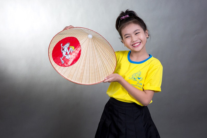 Cô bé triệu view Bảo An khoe nụ cười tươi sáng trong buổi chụp hình quảng bá cho hoạt động ý nghĩa này.