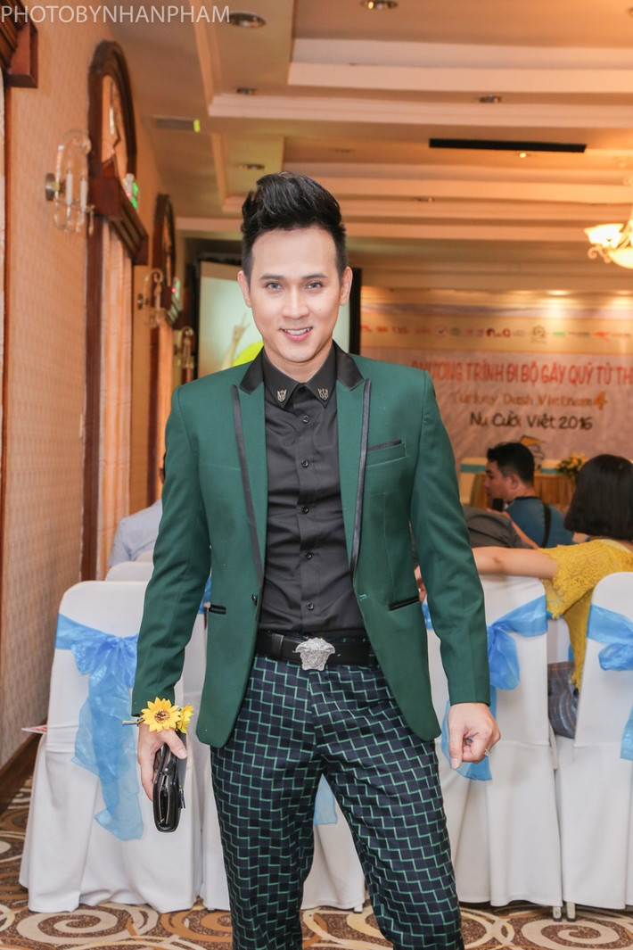 Nam ca sĩ Nguyên Vũ bảnh bao với vest xanh.