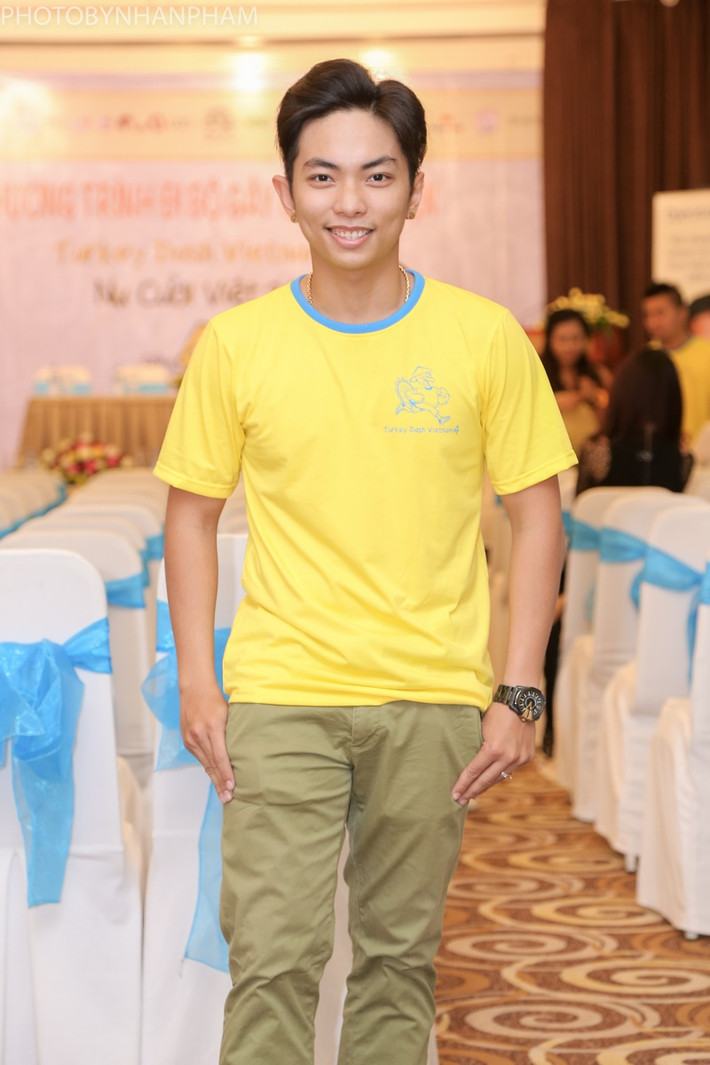 Phan Hiển một mình đi dự sự kiện.