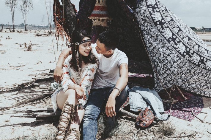 Hường năng động, sống hướng ngoại nhưng tính tình có phần hiếu thắng. Còn Công thì luôn tỉ mỉ, ân cần, mỗi khi làm gì cũng đều muốn chắc chắn, giữ bình tĩnh tốt hơn bạn gái nhiều lần.