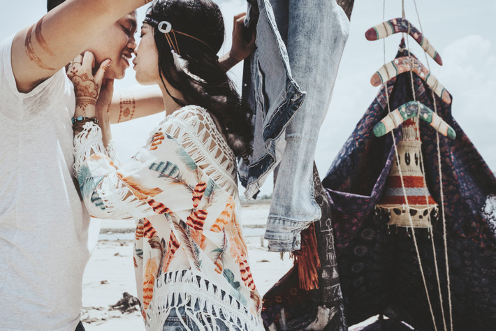 “Cả nhóm đều là 9X, thích di chuyển và ăn vặt nên cứ ở đâu có đồ ăn ngon là bọn mình có mặt, rồi cũng thường xuyên set up những chuyến đi xa: Tây Thiên, Đại Lải, Tam Đảo, nhiều nhất là lang thang khắp ngõ ngách Hà Nội. Vào sinh nhật năm 20 tuổi của mình, chàng rủ mình đánh lẻ đi xem phim riêng vào buổi sáng rồi chiều mới tổ chức cùng cả team, ngày định mệnh ấy đã đưa hai chúng mình đến với nhau”, Hường chia sẻ.