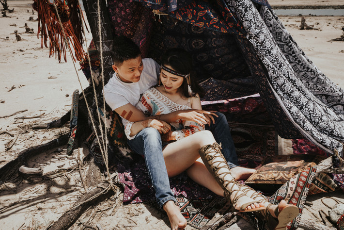 Hồi đó, nhà Công ở Phùng Khoang, Hường ở Tam Trinh và địa điểm hẹn nhau cafe là ở Hồ Tây. Lần đầu tiên gặp, chàng xách xe máy sang đón nàng, đưa đi cafe rồi lại đưa về nhà.